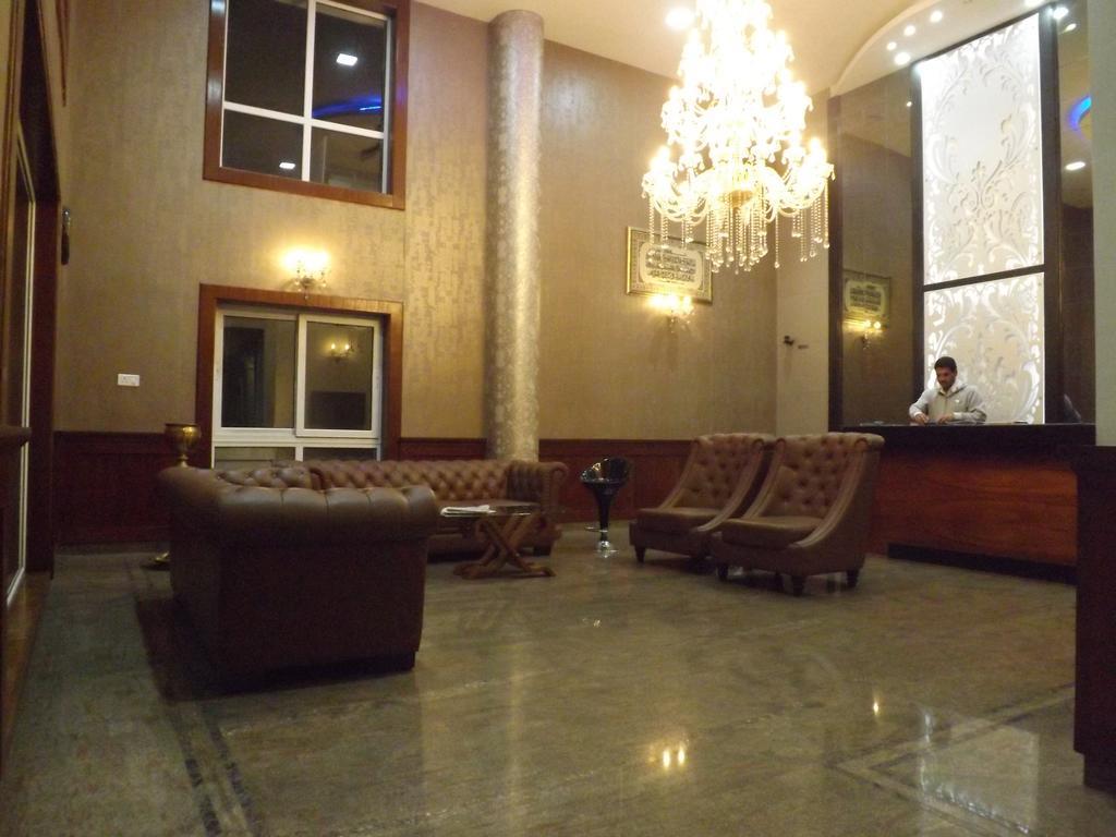 The Majestic Crown Hotel Ооти Екстериор снимка