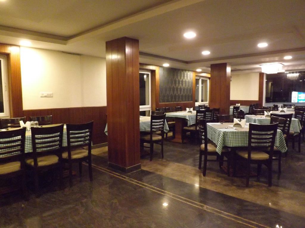 The Majestic Crown Hotel Ооти Екстериор снимка