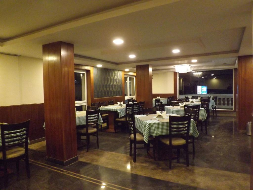 The Majestic Crown Hotel Ооти Екстериор снимка
