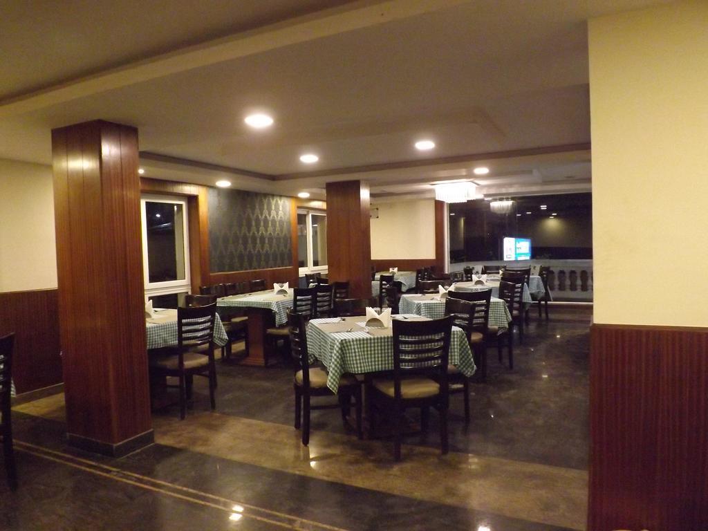 The Majestic Crown Hotel Ооти Екстериор снимка